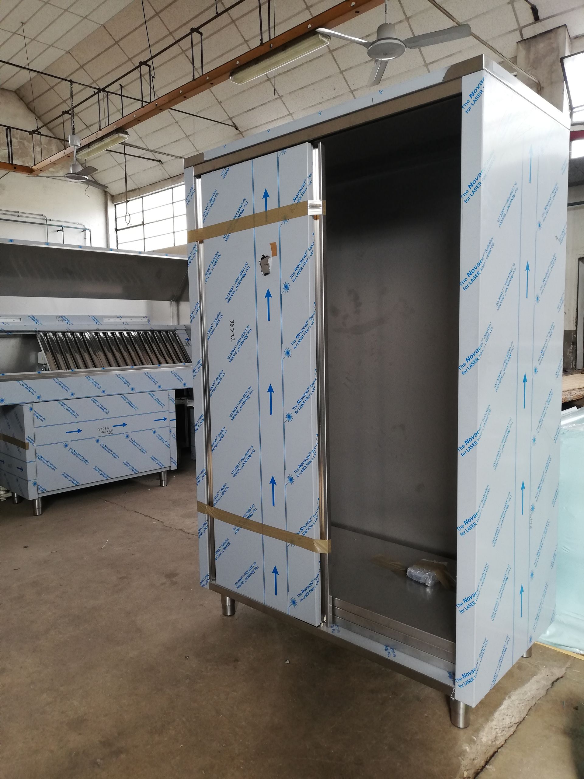 armadio alto in acciaio inox
