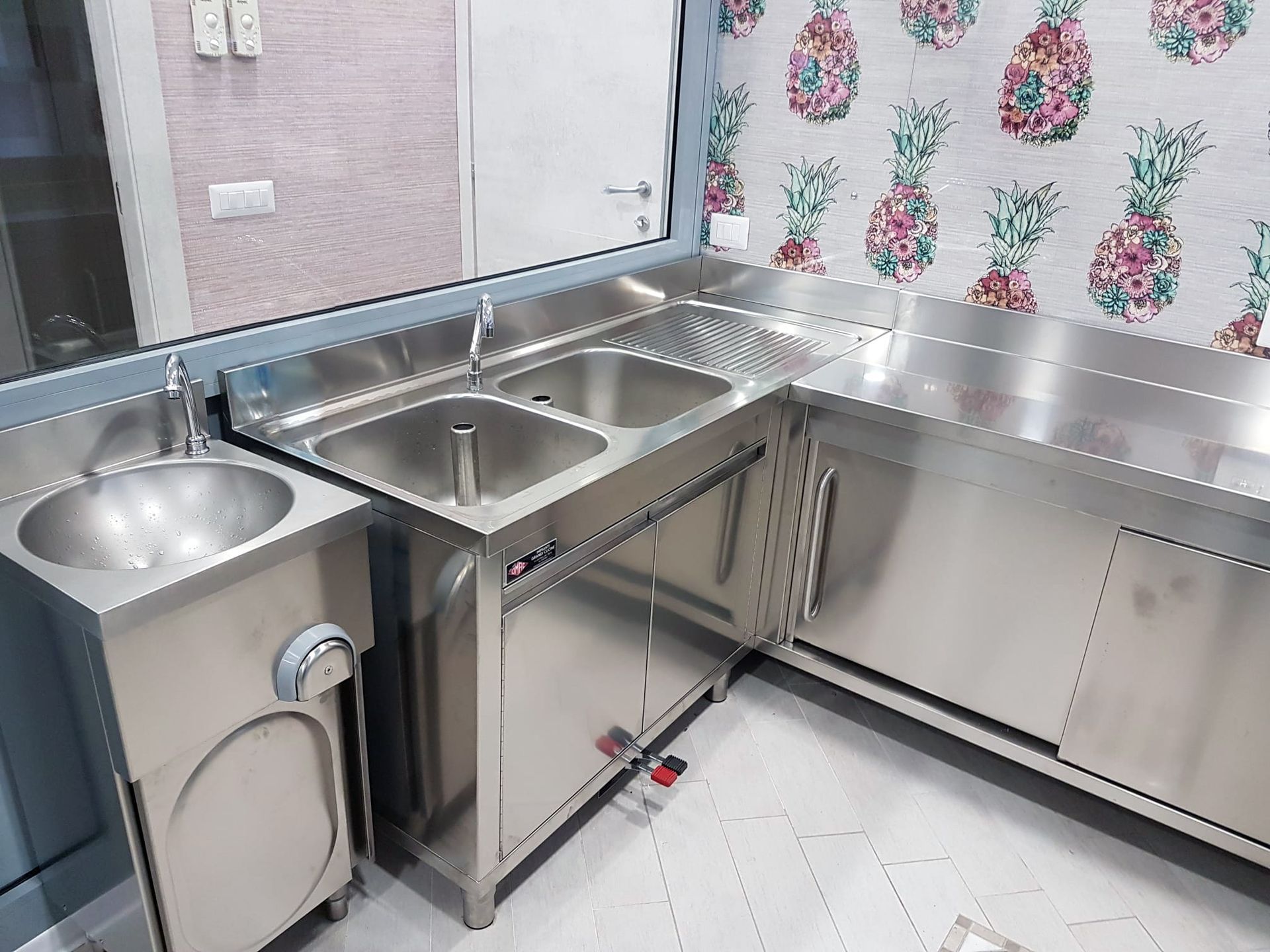 Realizzazione di laboratorio professionale con arredi in acciaio inox