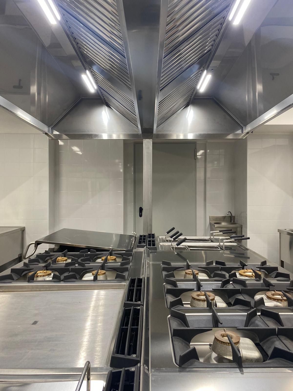 Installazione di cucina professionale in acciaio inox