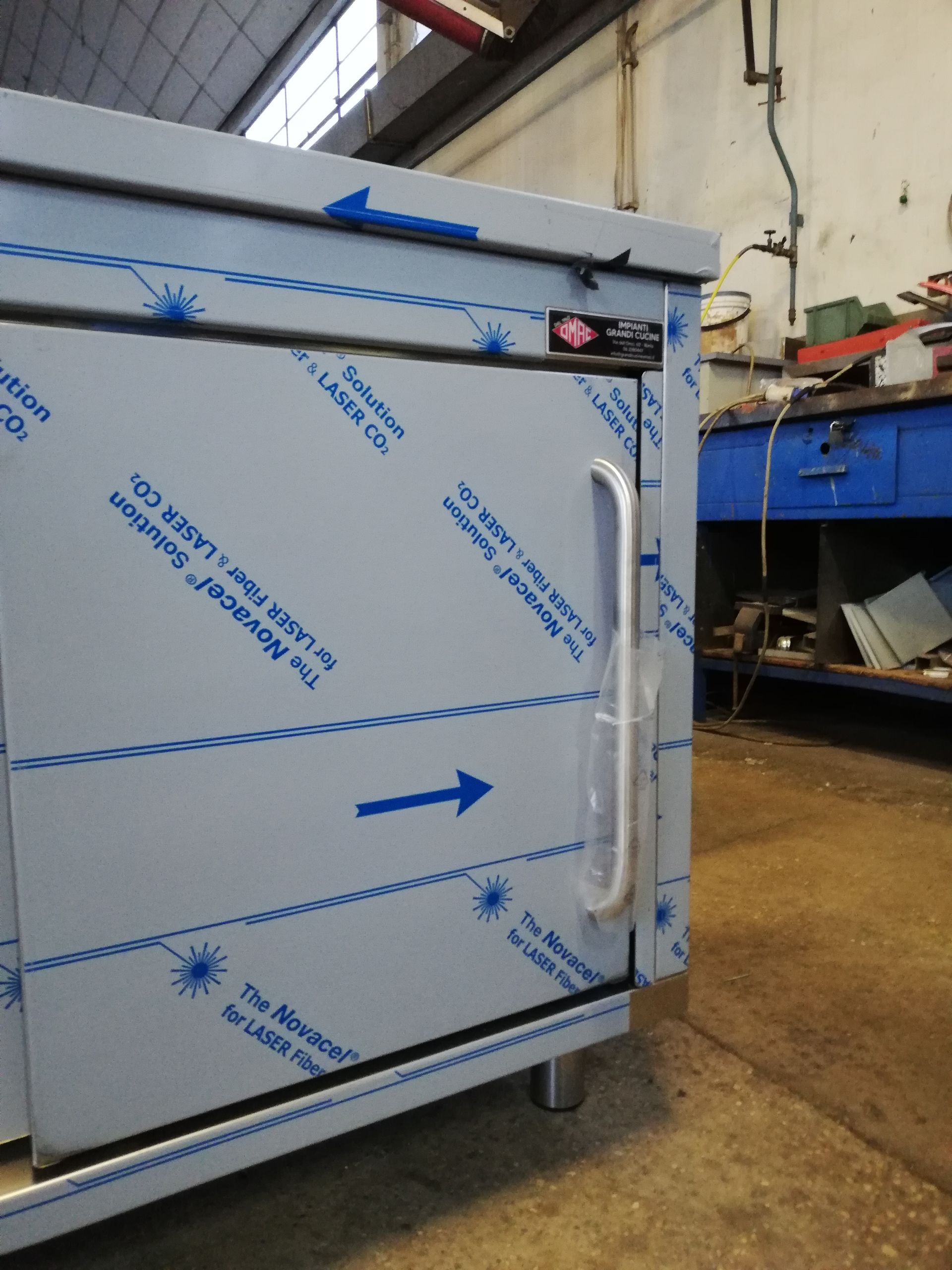 tavoli con scorrevoli in acciaio inox