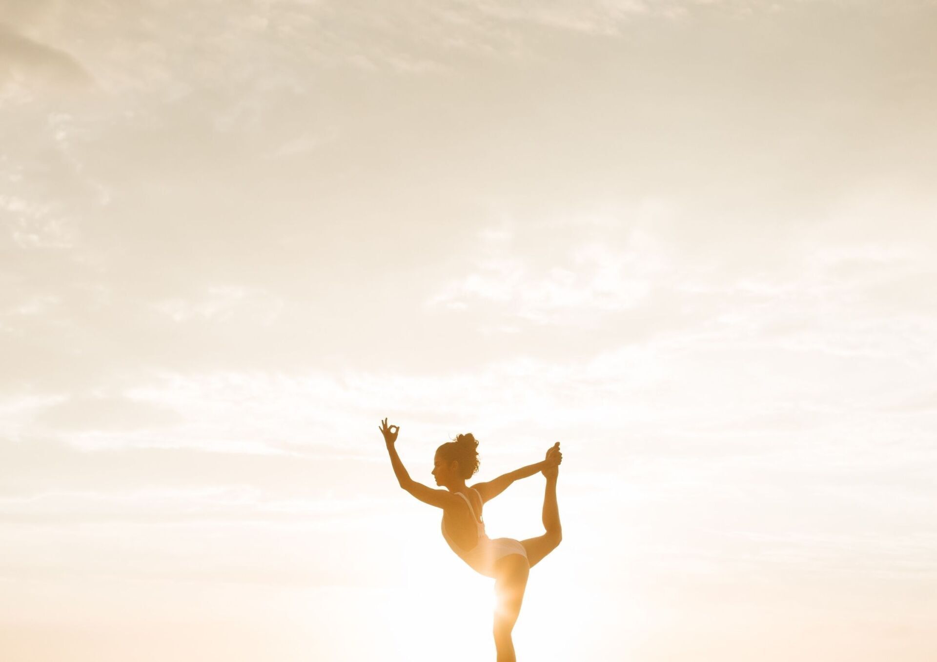 Ragazza pratica posizione yoga guerriero shiva danzante
