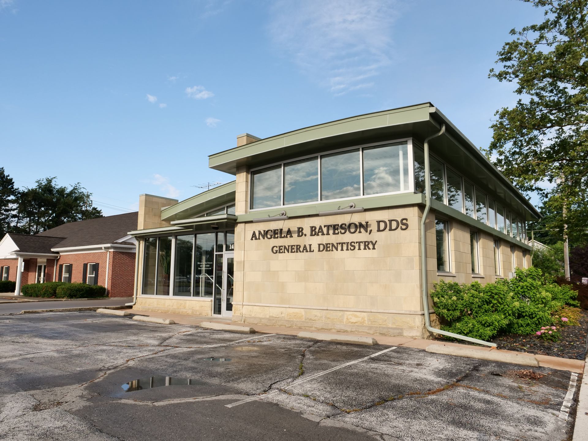 Arthur R. Bateson DDS General Dentistry building exterior on a sunny day