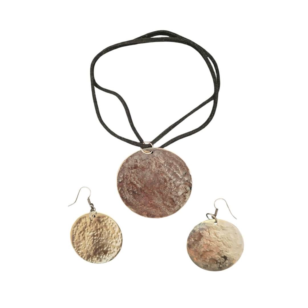 Tres collares con colgantes redondos sobre fondo blanco, con cordones negros y pendientes de gancho plateados debajo.