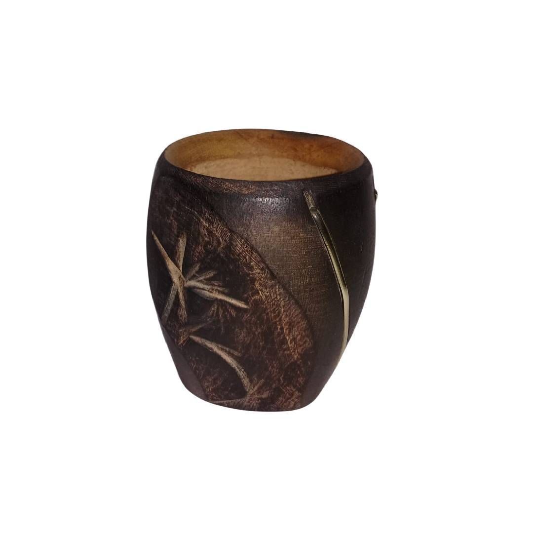 Taza de madera tallada de color marrón oscuro con interior beige natural.