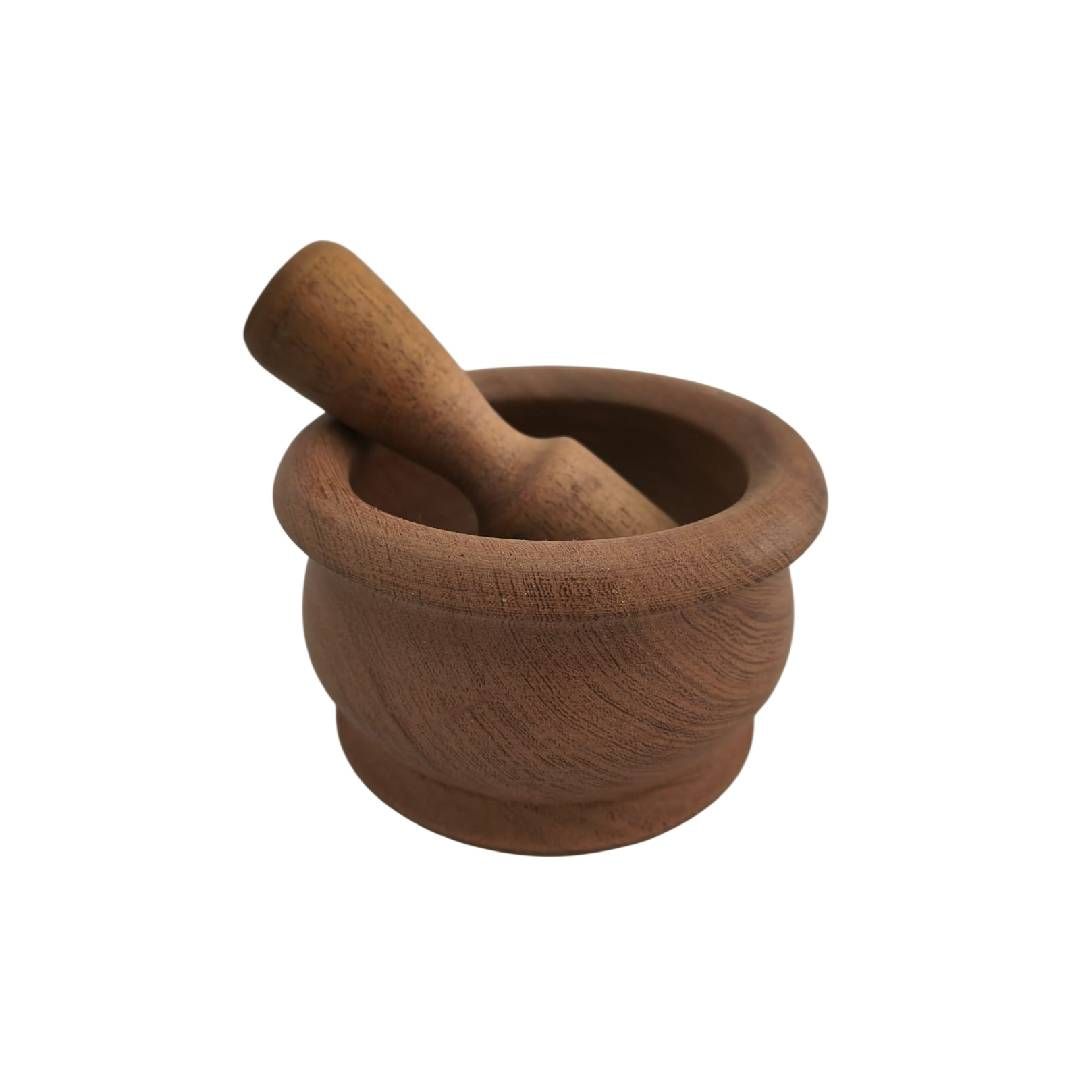 Mortero y maja de madera marrón sobre un fondo blanco.