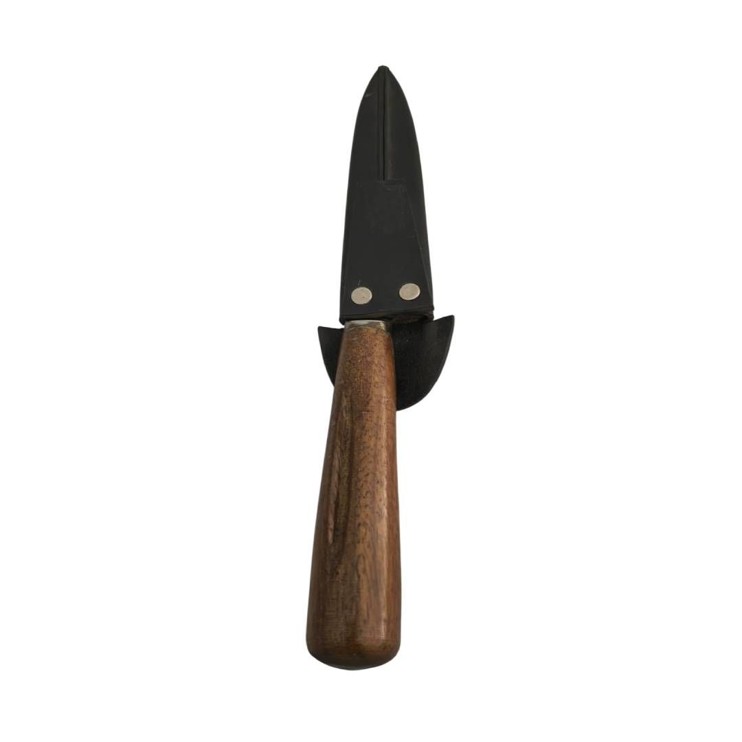 Cuchillo pequeño con hoja oscura y mango de madera marrón sobre fondo blanco.