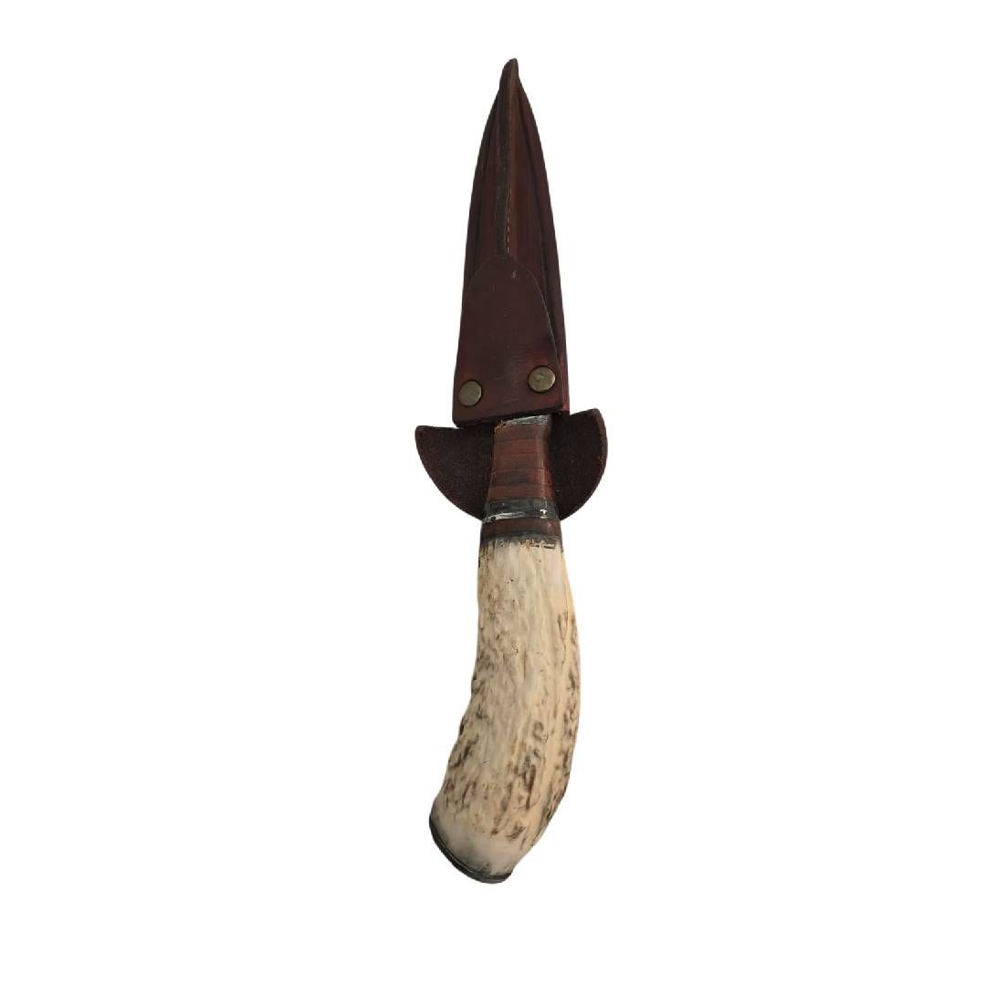 Cuchillo rústico con mango de madera oscura y funda marrón sobre fondo blanco.
