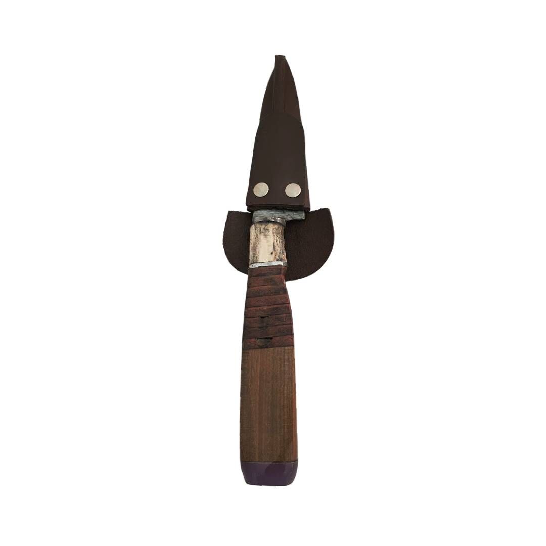 Cuchillo pequeño con hoja oscura y mango de madera marrón sobre fondo blanco.