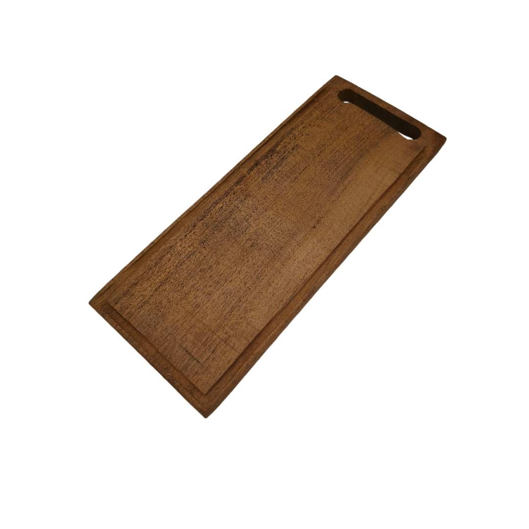 Tabla de cortar de madera con una ranura para el asa en la parte superior, mostrada sobre un fondo blanco.