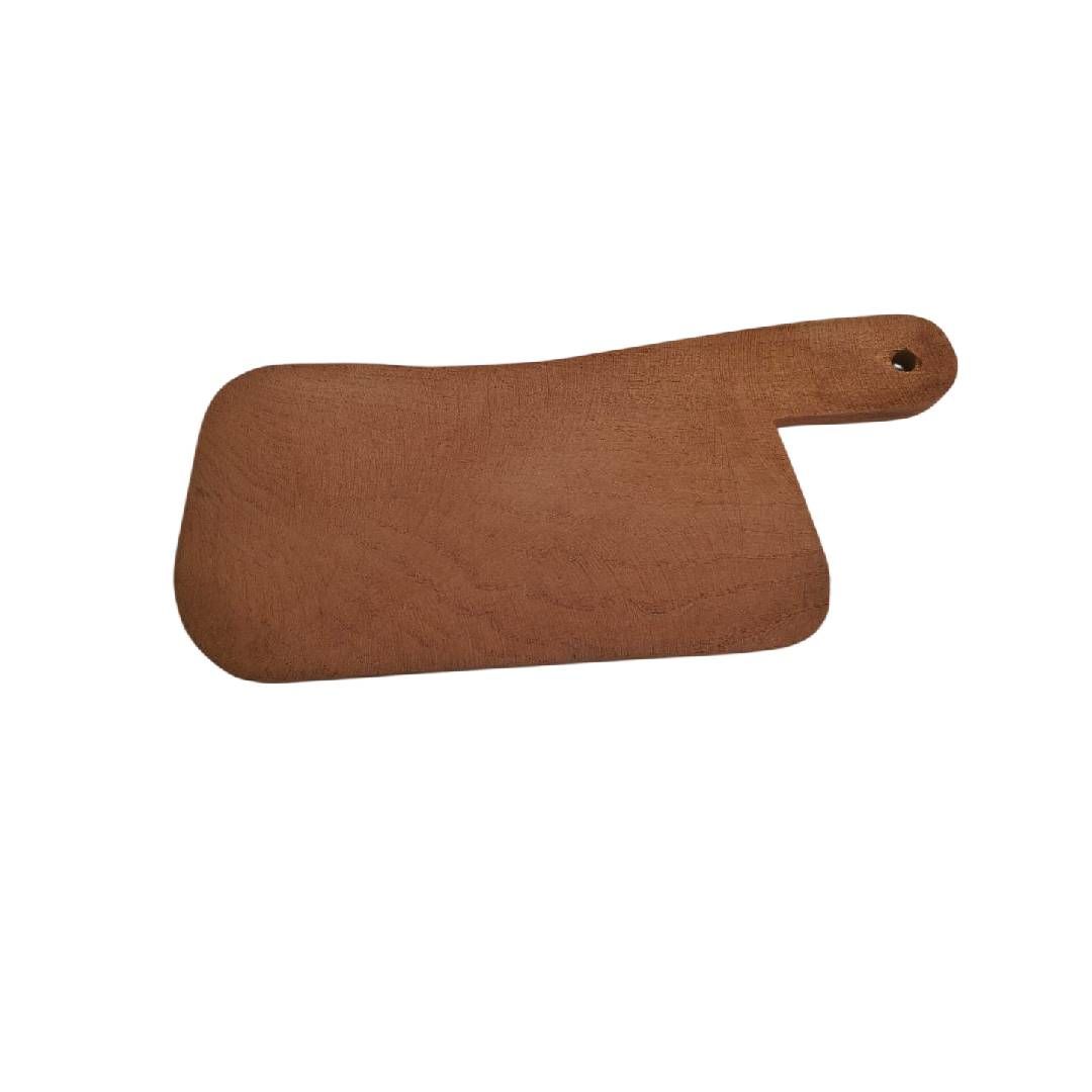 Tabla de cortar de madera marrón con mango sobre fondo blanco