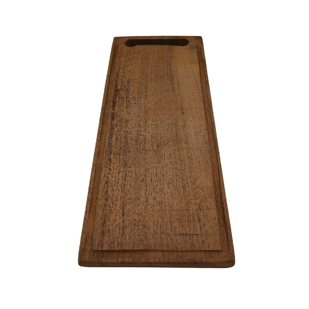 Tabla de cortar de madera con una ranura para el asa en la parte superior, mostrada sobre un fondo blanco.