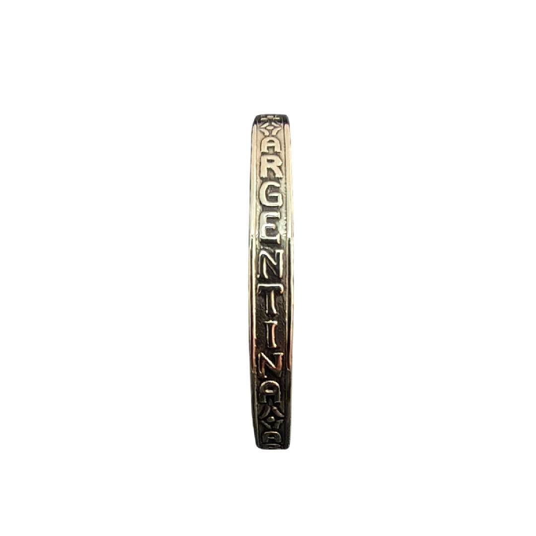 Pin metálico vertical con la palabra “ARGENTINA” grabada en letras apiladas.