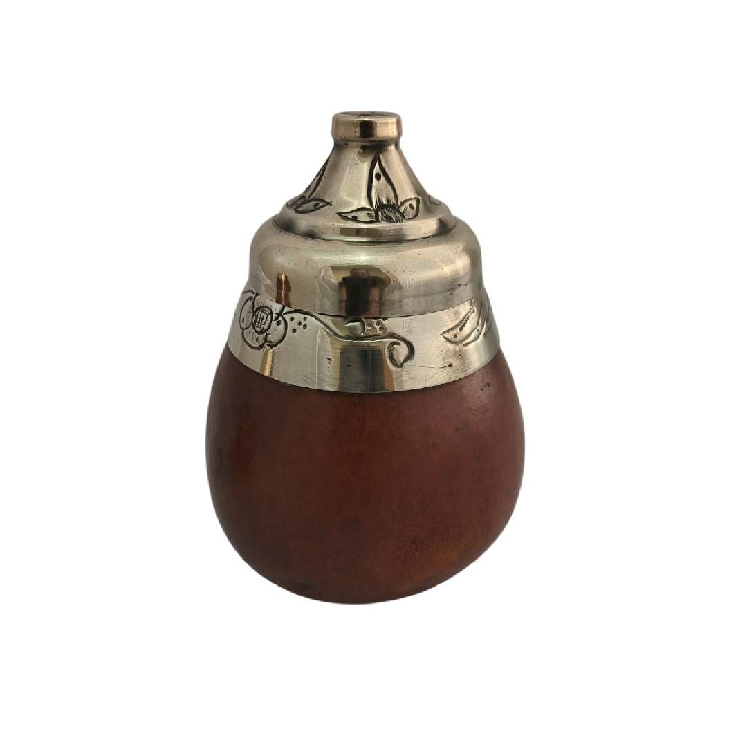 Jarrón decorativo marrón y plateado con forma de lágrima y tapa de metal grabada.