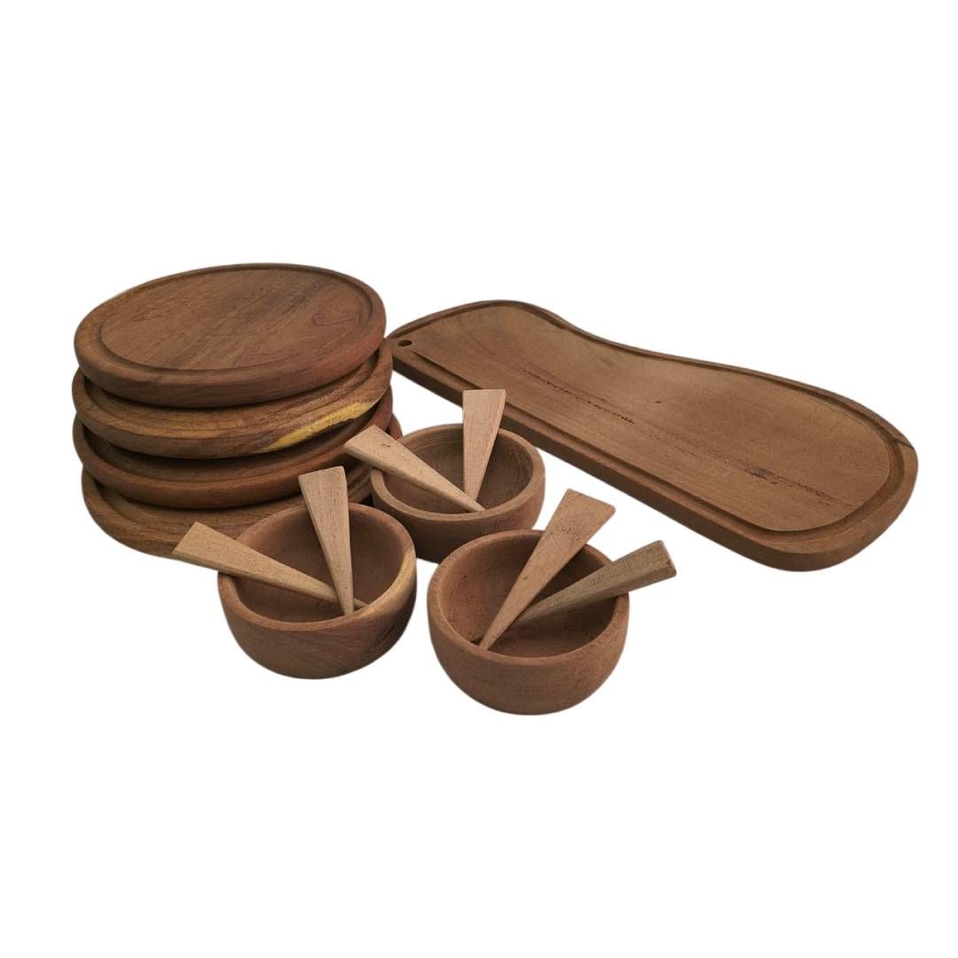 Juego de utensilios de cocina de madera con cuencos redondos, cucharas y una bandeja larga para servir.