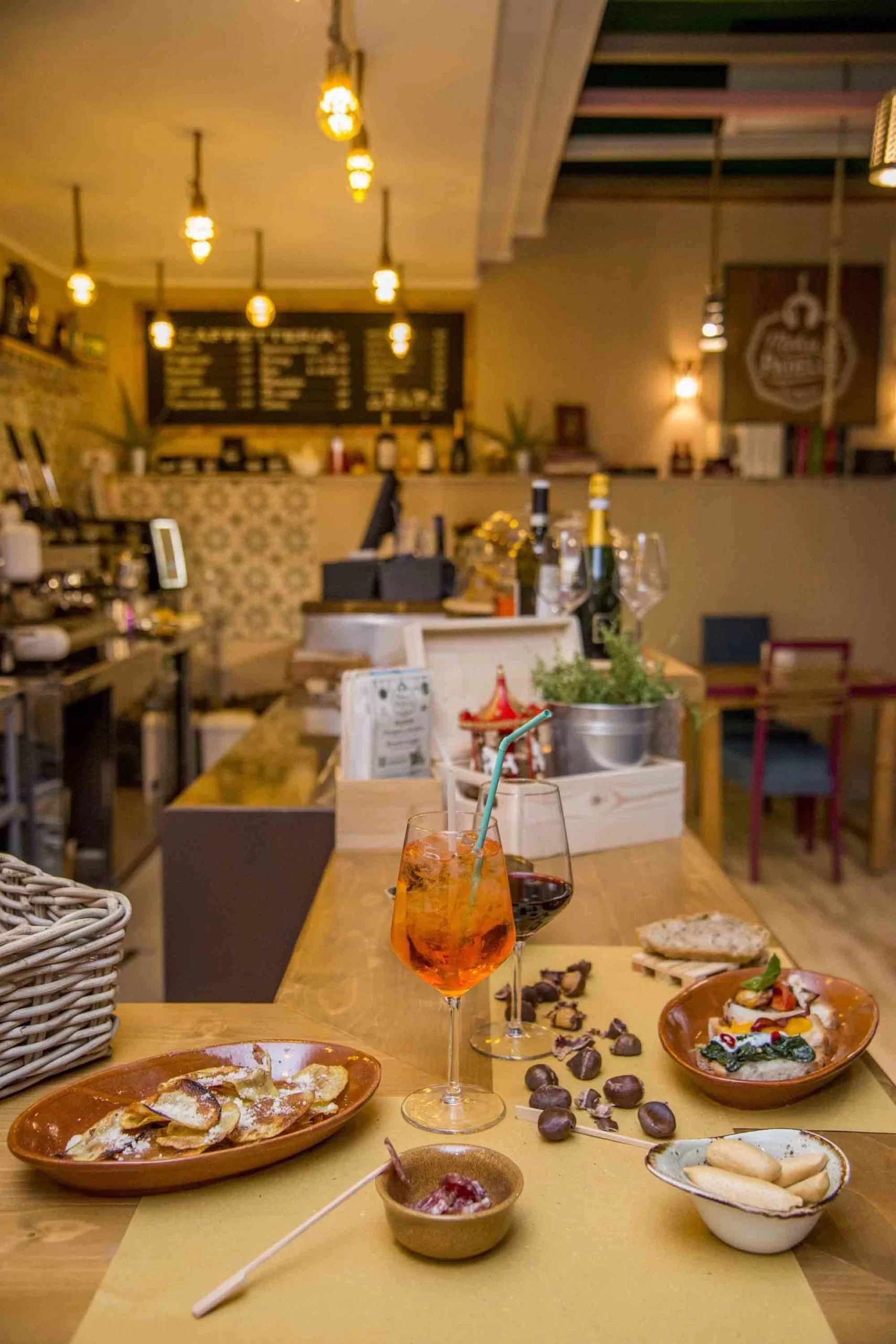 Accogliente tavolo da ristorante con dessert e bevande serviti al tavolo in una sala da pranzo illuminata da una luce calda.