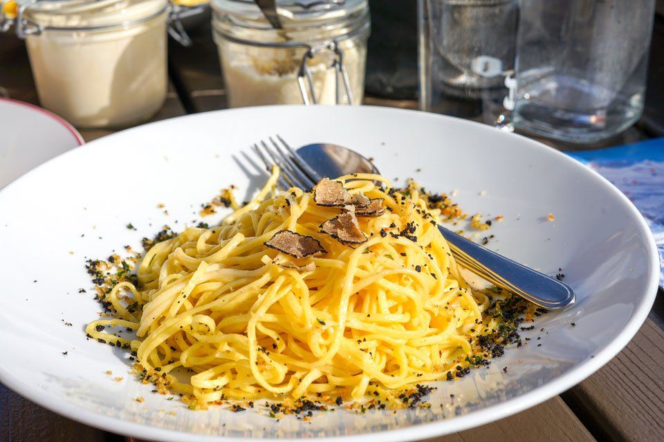 Leckere Pasta mit Trüffel und frischen Pfeffer eines Restaurants St. Anton