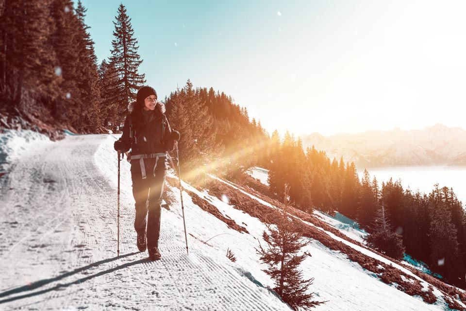 Frau beim Wandern im Winter