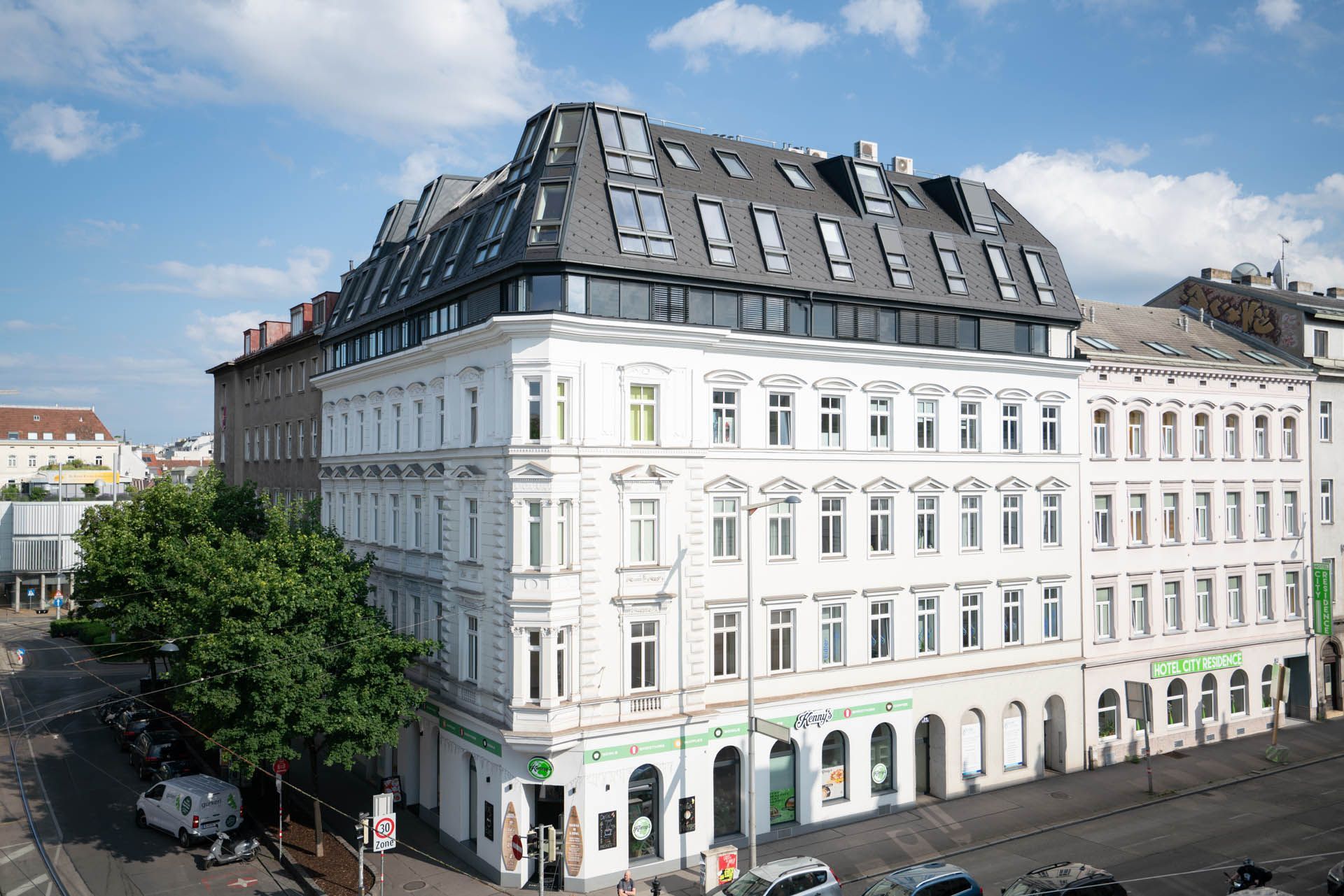Gebäude mit weißer Fassade
