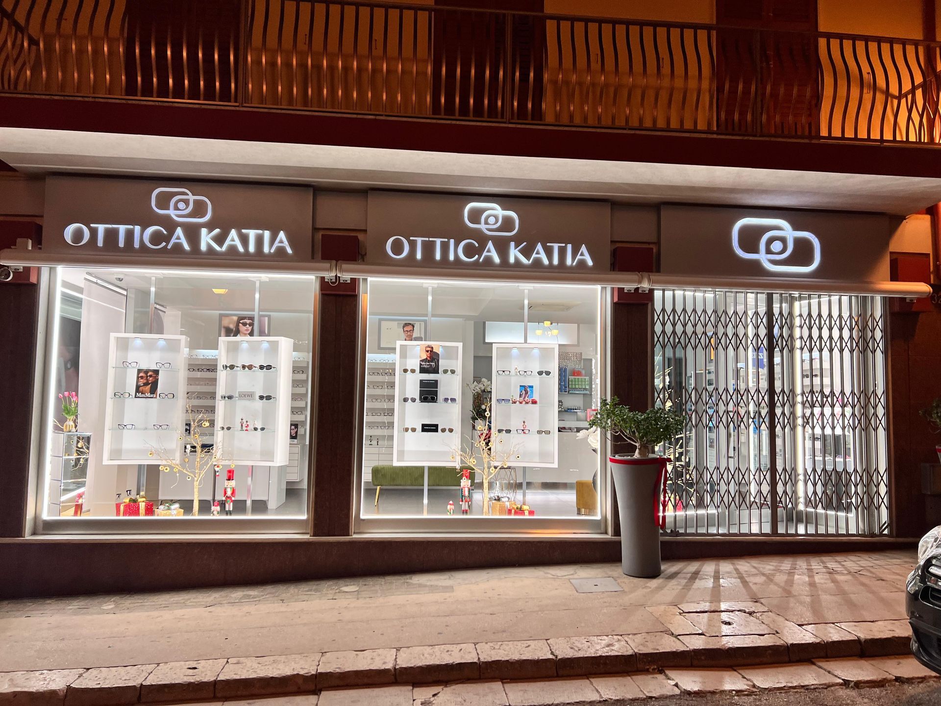 Vista notturna di un negozio di ottica,