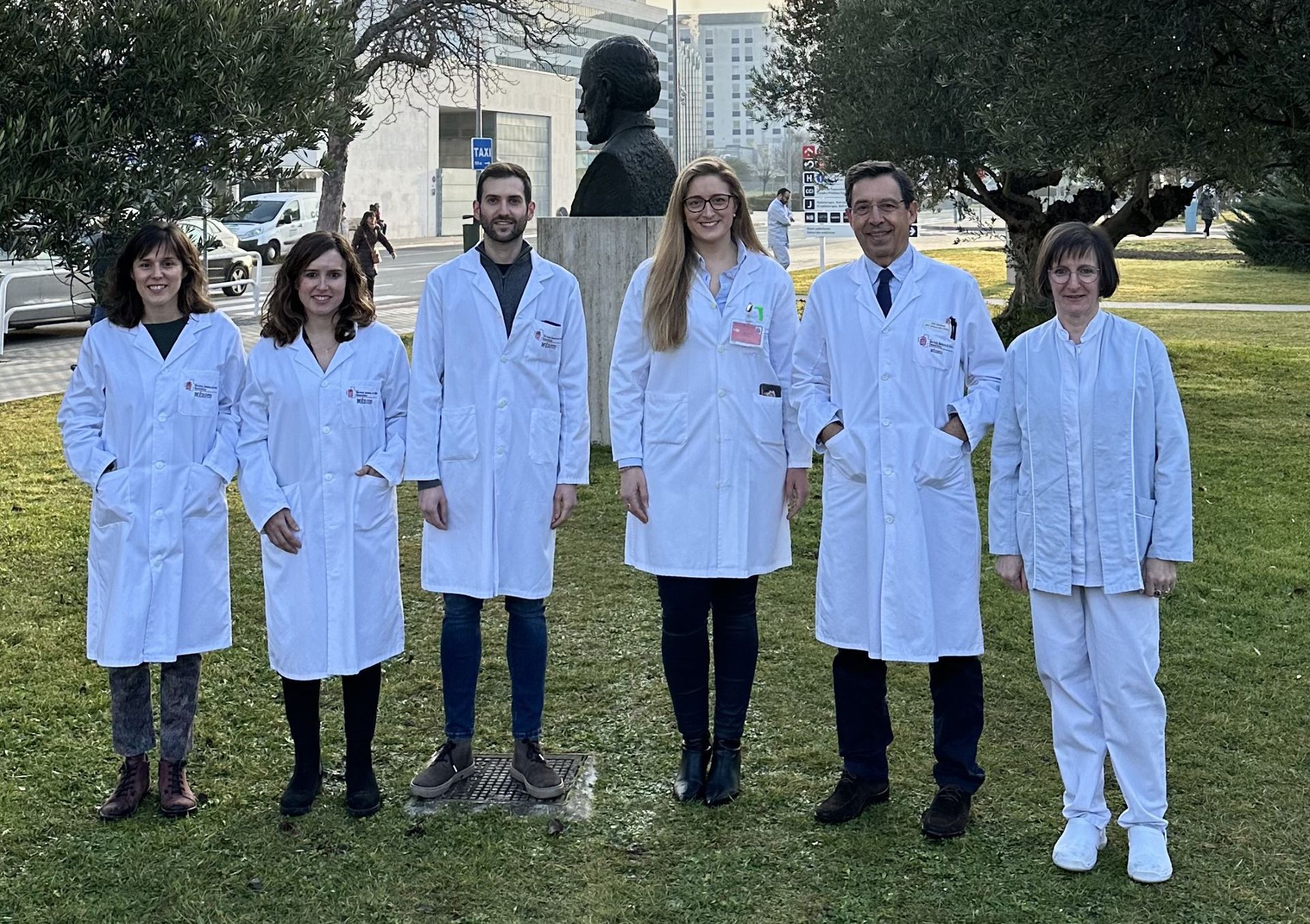 Un grupo de médicos y enfermeras posan para una foto. De izquierda a derecha: Dra. Ángela Gómez-Garduño, Dra. Iratxe Martínez de Narvajas, Dr. Sergio Arnedo, Dra María Bonilla, Dr. Julio Sánchez Álvarez y Dña. Lourdes Álvarez de Eulate.