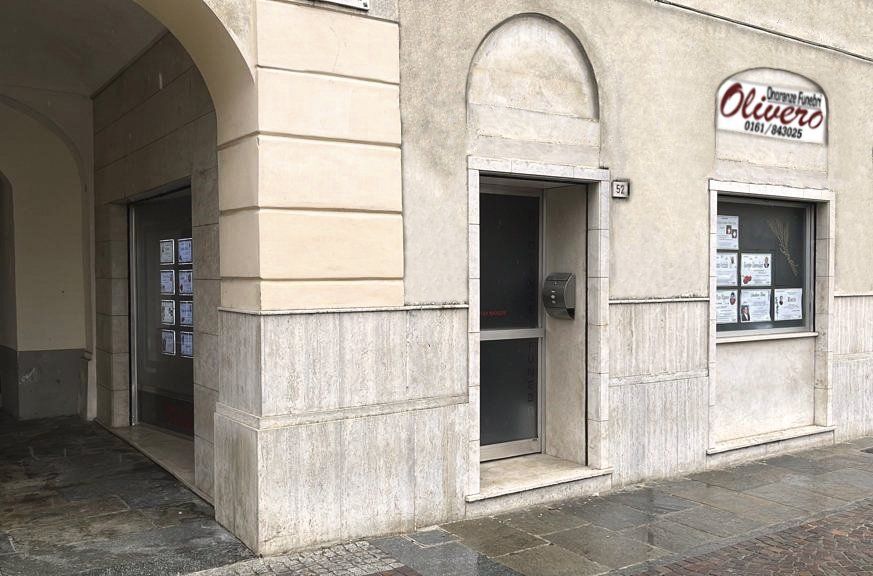 Ingresso dell'edificio delle Onoranze Funebri Olivero a Crescentino.