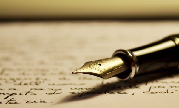 Penna stilografica appoggiata su una lettera.