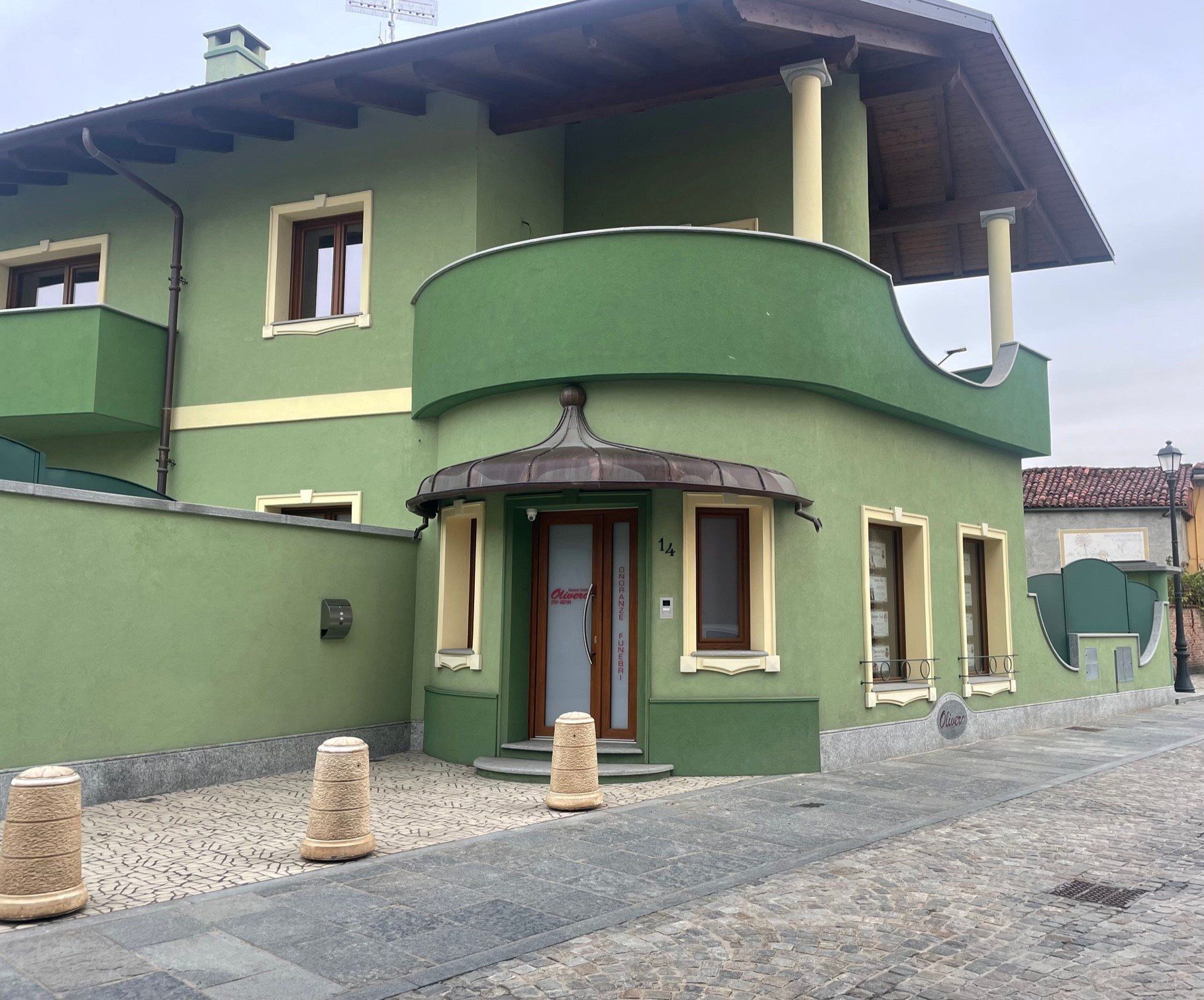 Ingresso dell'edificio delle Onoranze Funebri Olivero a Saluggia.