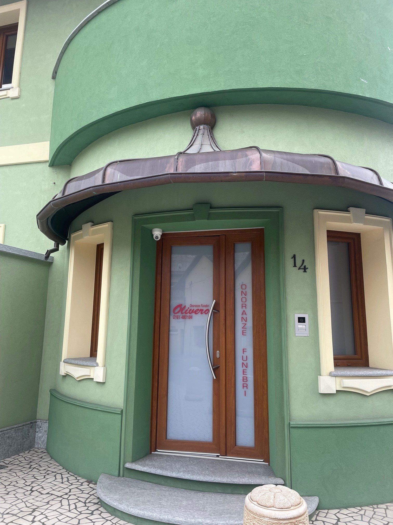 Ingresso dell'edificio delle Onoranze Funebri Olivero a Saluggia.
