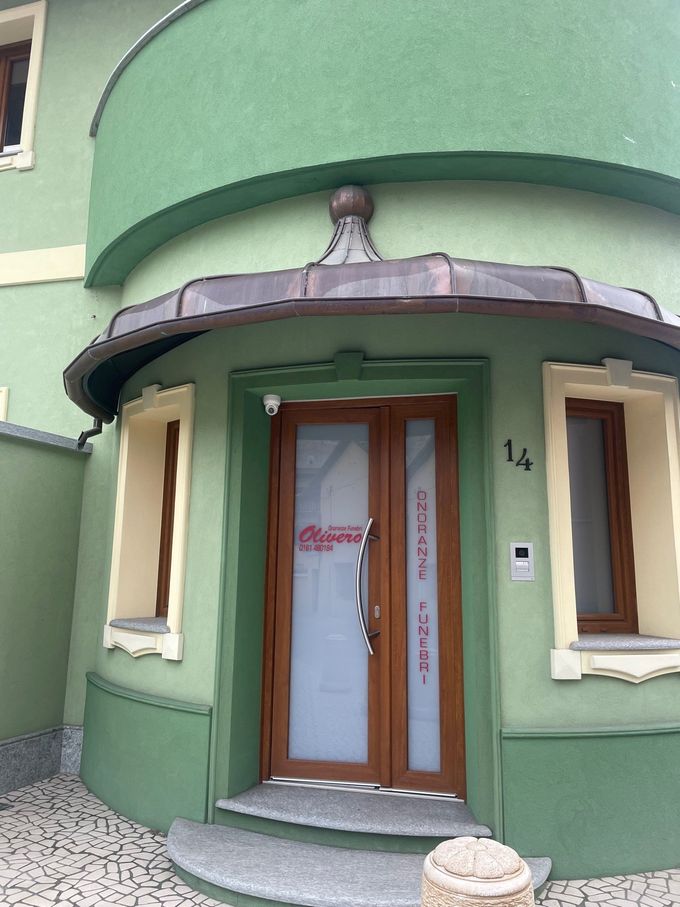 Ingresso dell'edificio delle Onoranze Funebri Olivero a Saluggia.