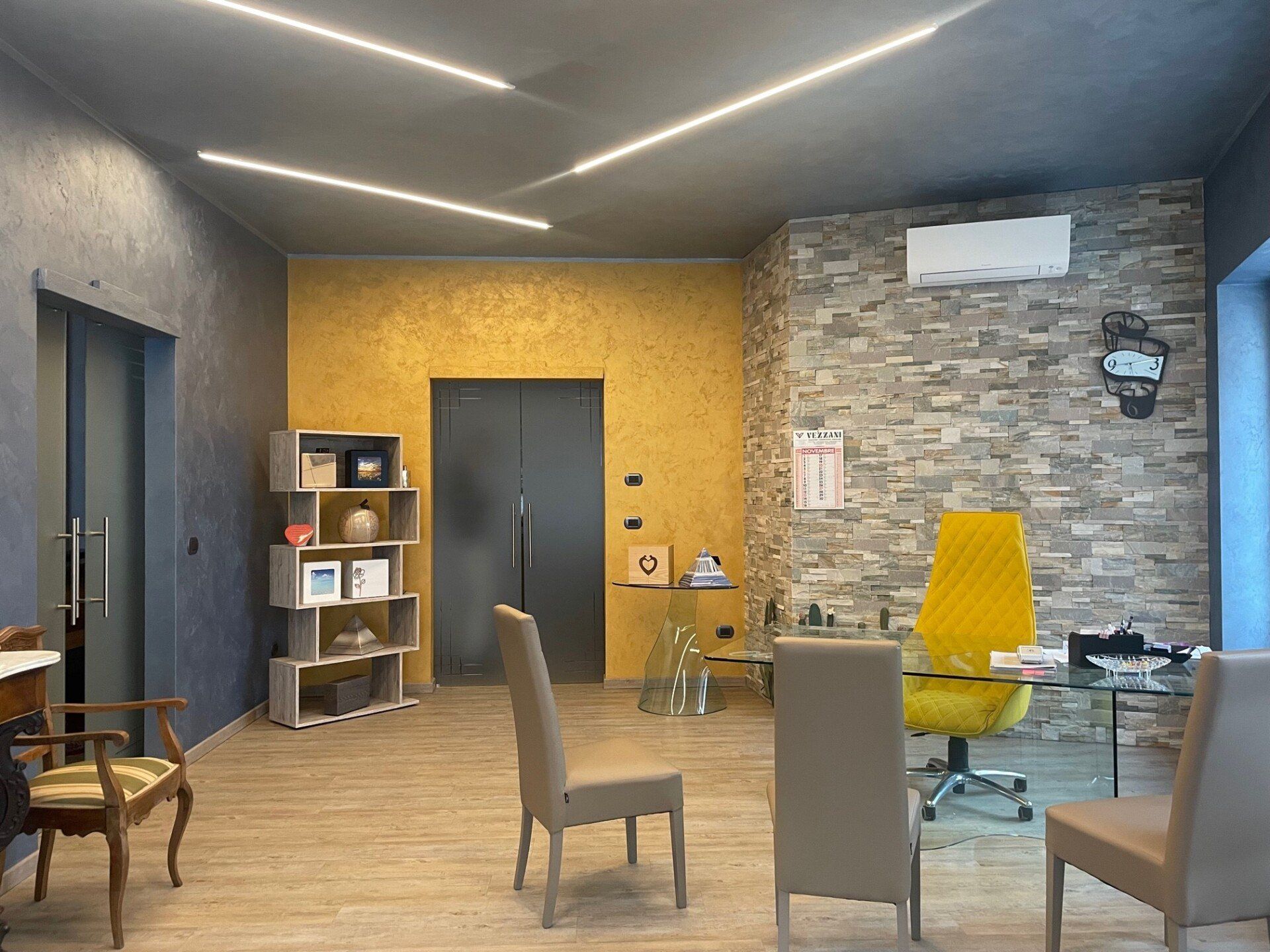Interno dell'edificio delle Onoranze Funebri Olivero.