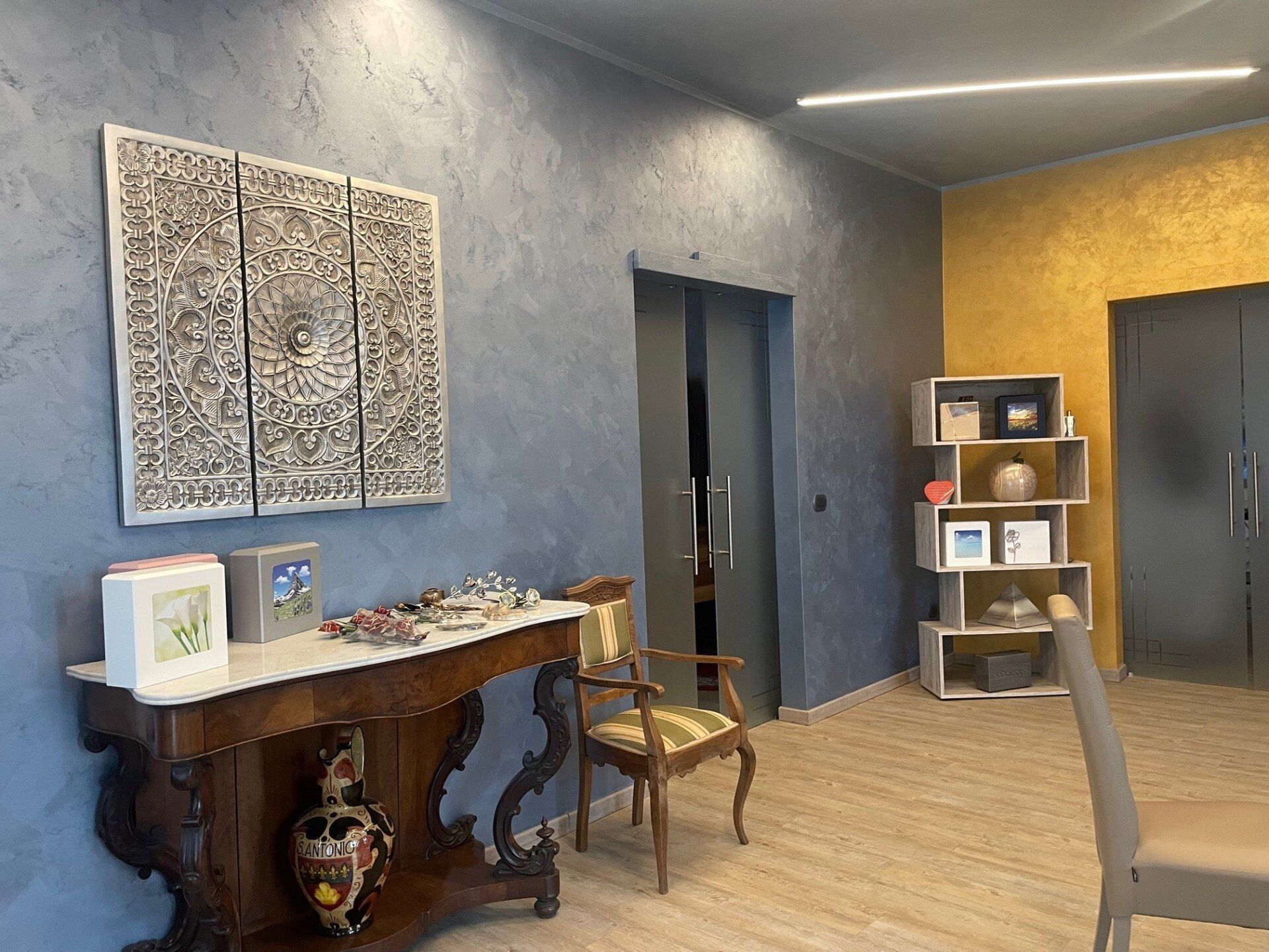 Interno dell'edificio delle Onoranze Funebri Olivero a Saluggia.