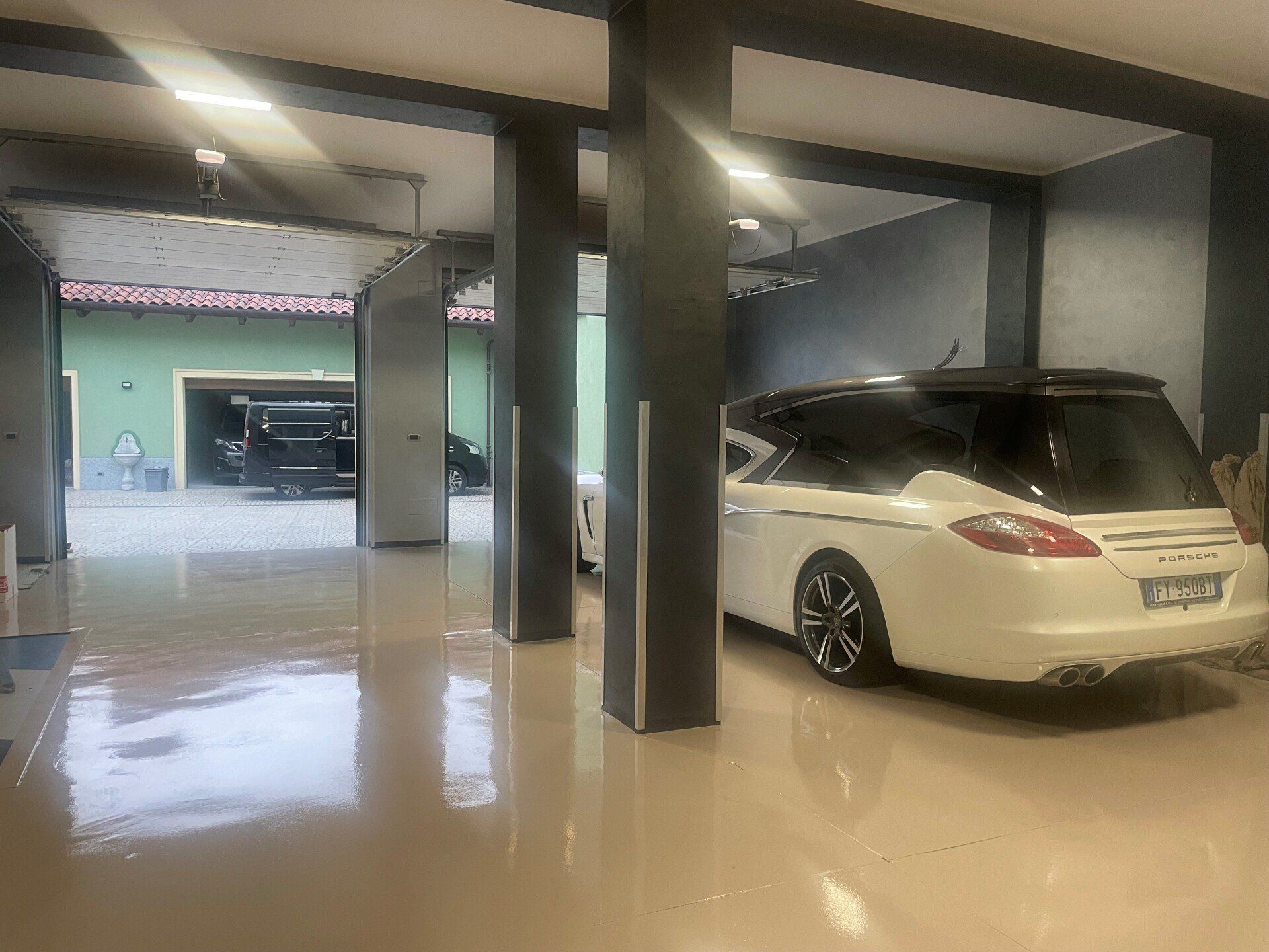 Carro funebre Porsche bianca parcheggiato all'interno.