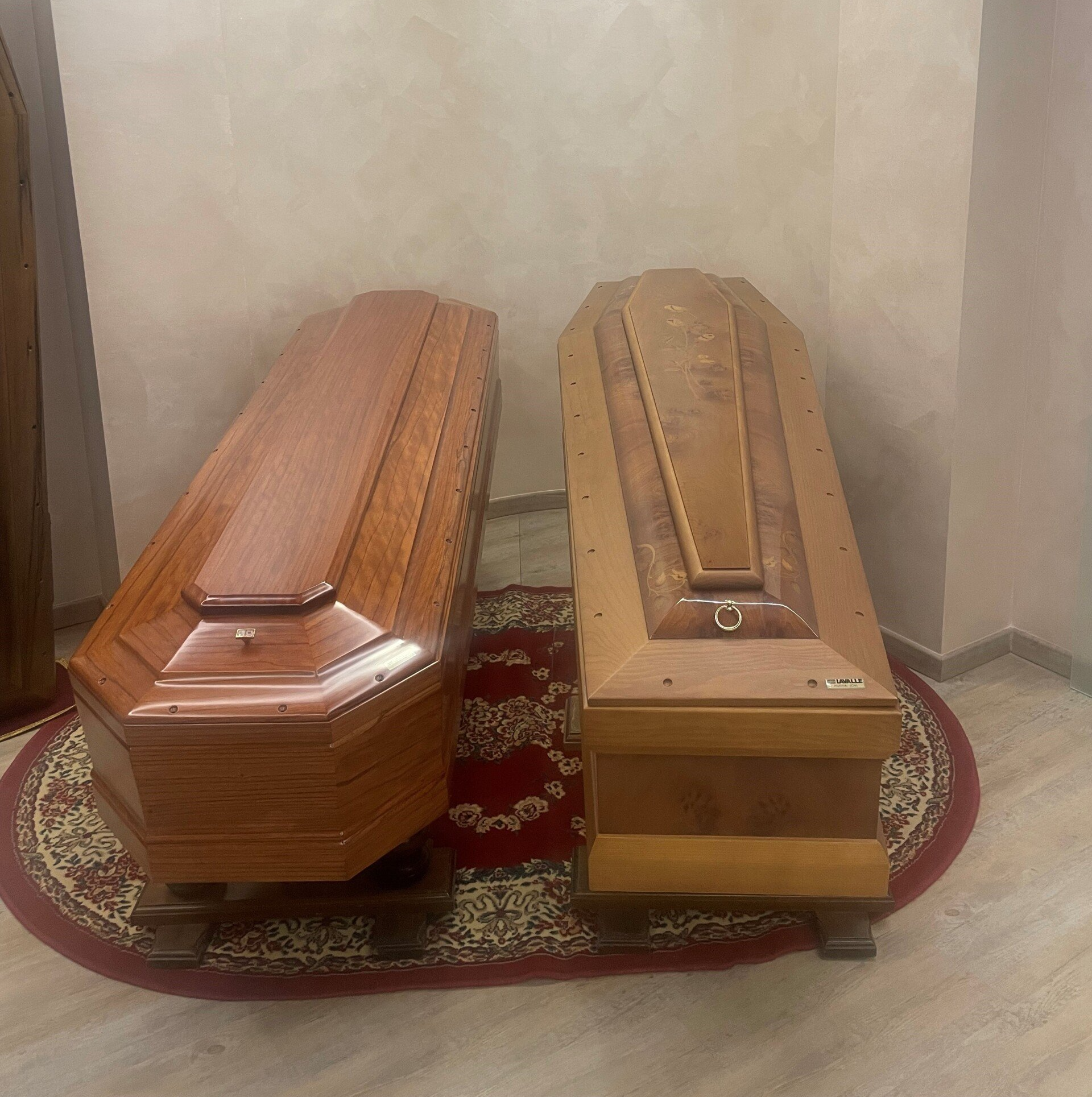 Esposizione di bare di legno nell'agenzia di onoranze funebri Olivero.