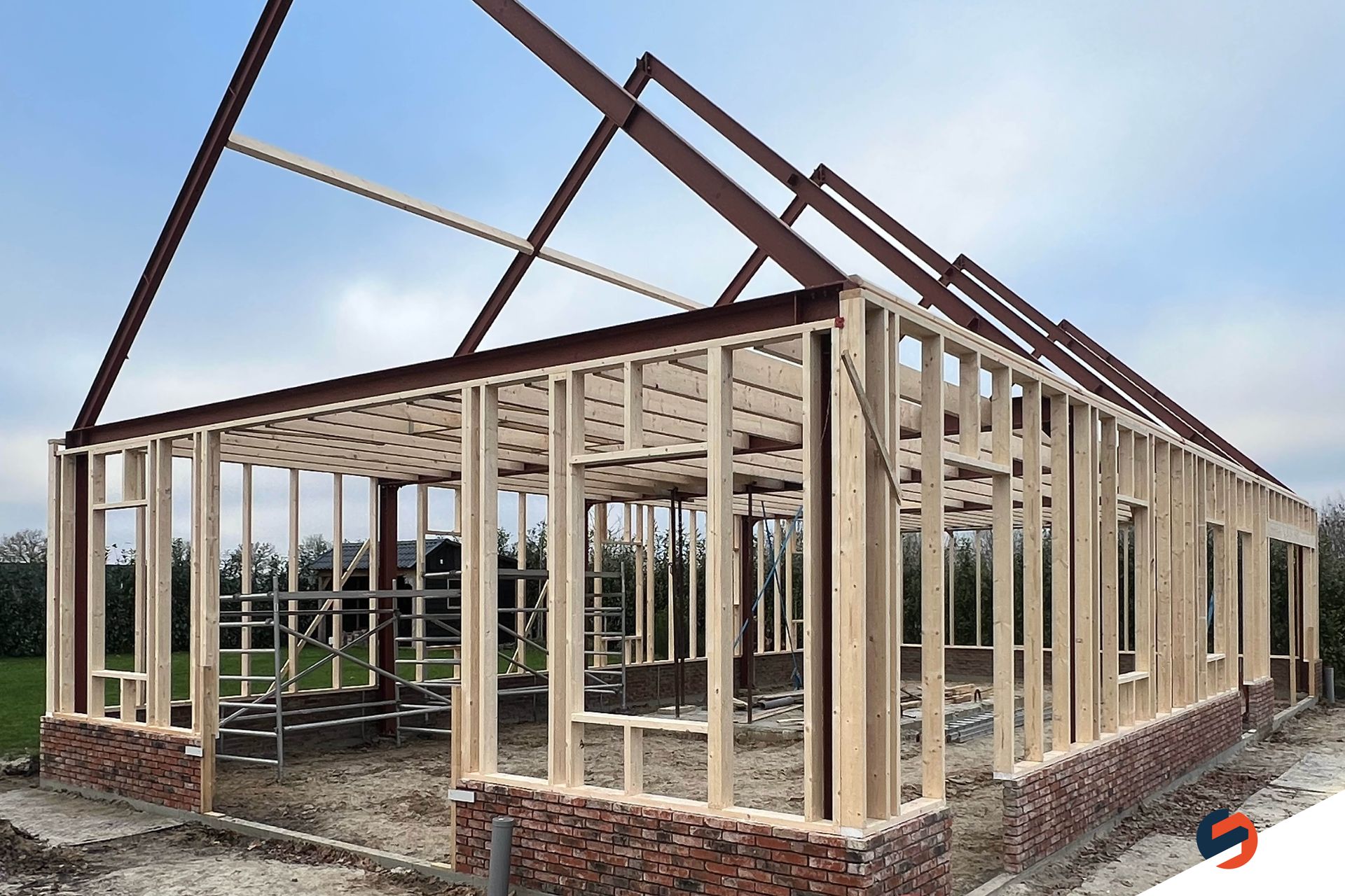 Een huis dat gebouwd wordt met houten frames