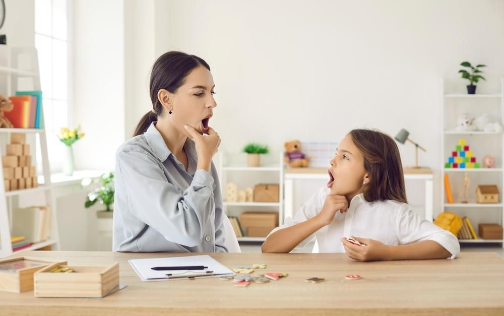 A Woman Is Talking to A Girl Who Is Sitting — Oracle Psychology Child & Adolescent Psychologists Newcastle in Newcastle, NSW