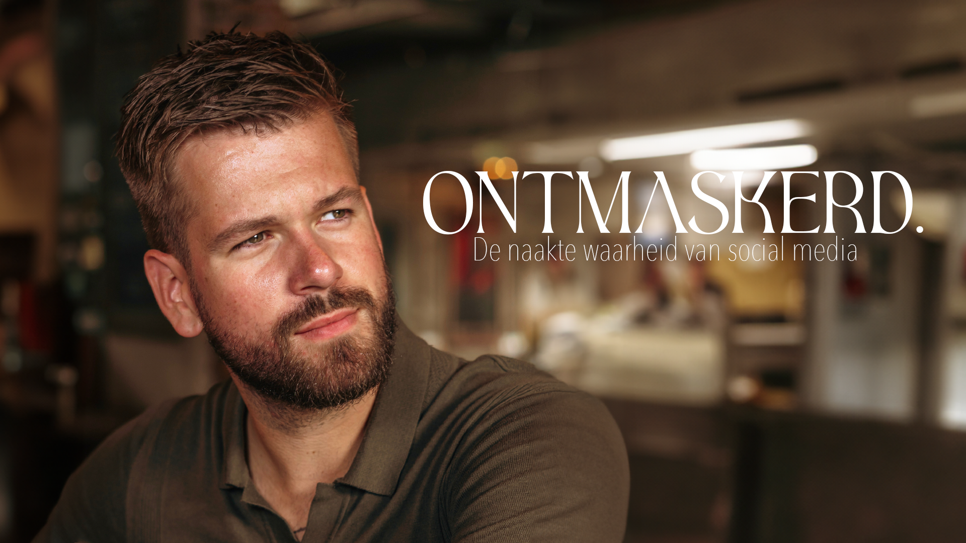 Man with beard in a warm café setting beside the word “ONTMASKERD.”