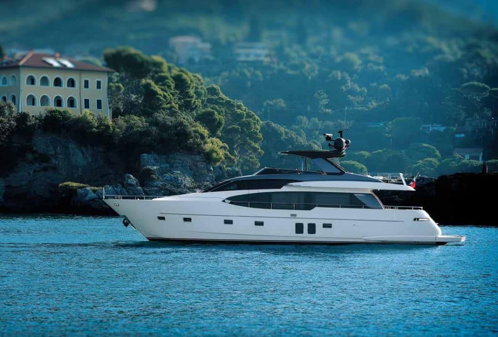 Yacht in mare