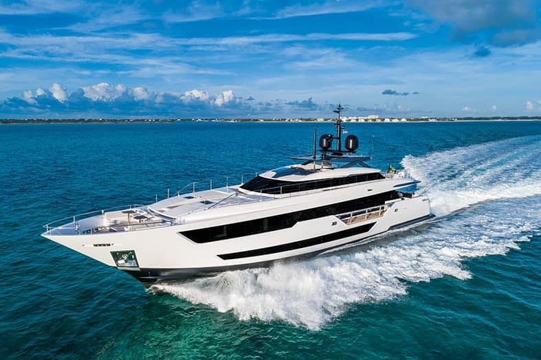 Yacht nero