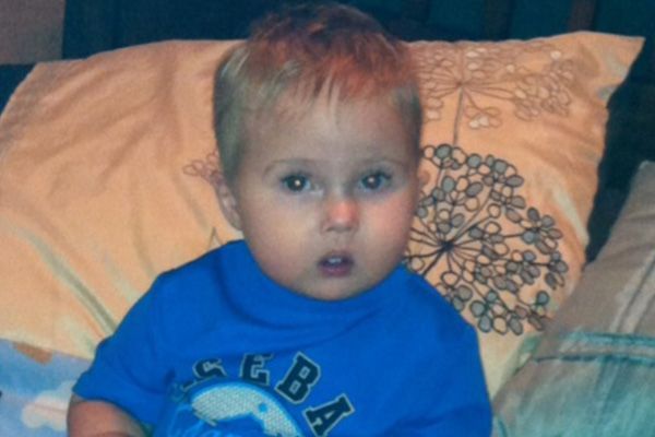 a baby is wearing a blue shirt that says seba