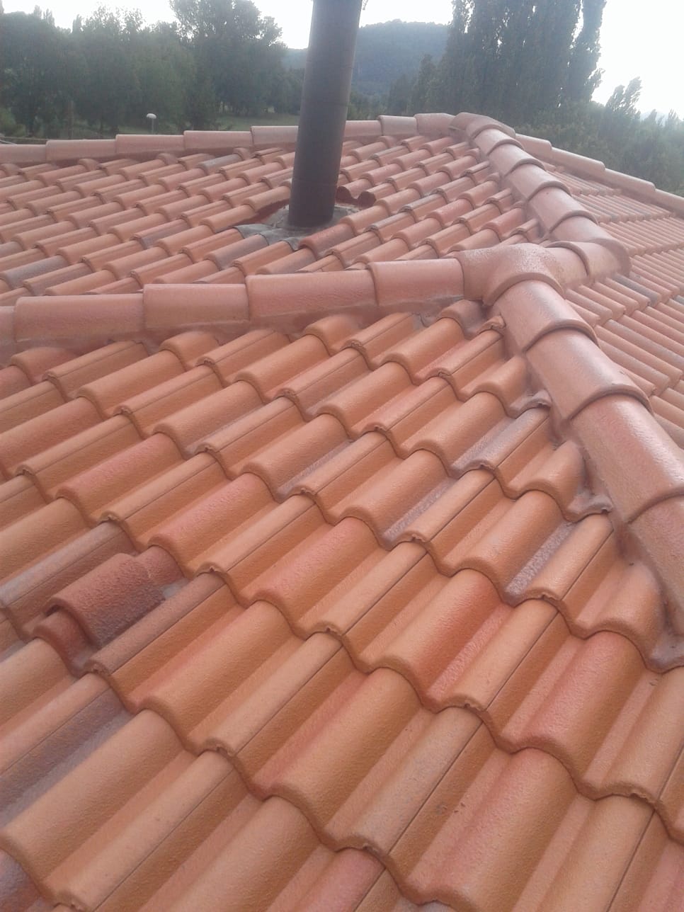 Realizzazione di copertura edile con pannelli coibentati in alluminio