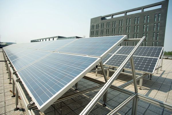 Pannelli solari installati sul tetto di un edificio sotto un cielo sereno.