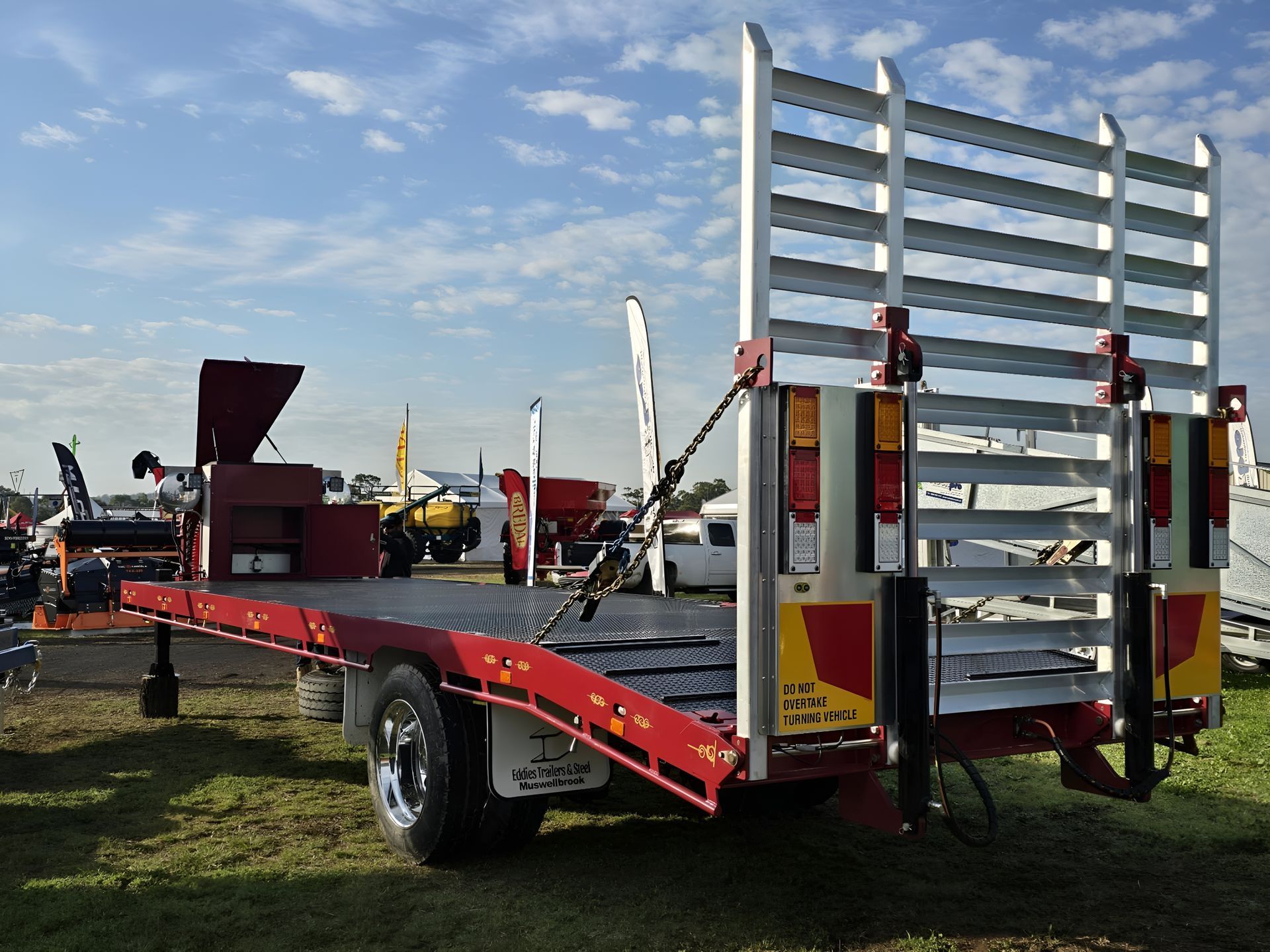 A red and white trailer with a license plate that says i on it