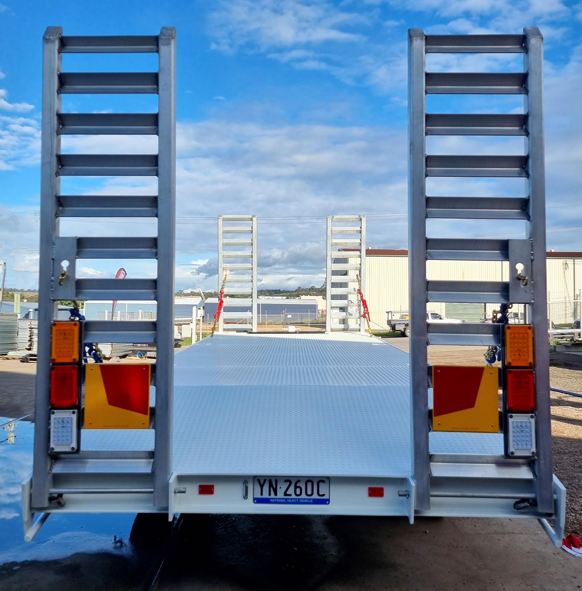 A trailer with a license plate that says yn 260c