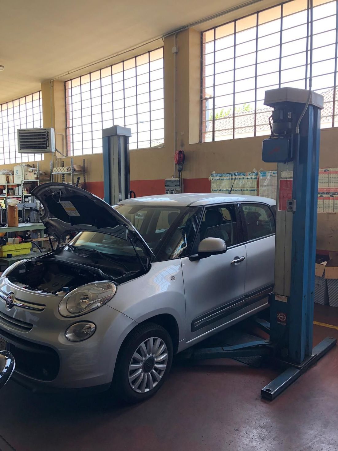 Meccanico durante revisione auto