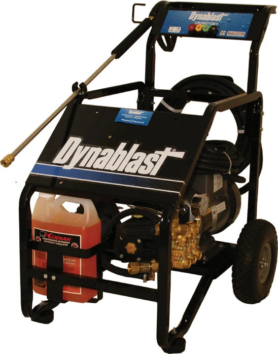Nettoyeur haute pression Dynablast noir avec moteur et tuyau rouges, monté sur un châssis métallique à roues.