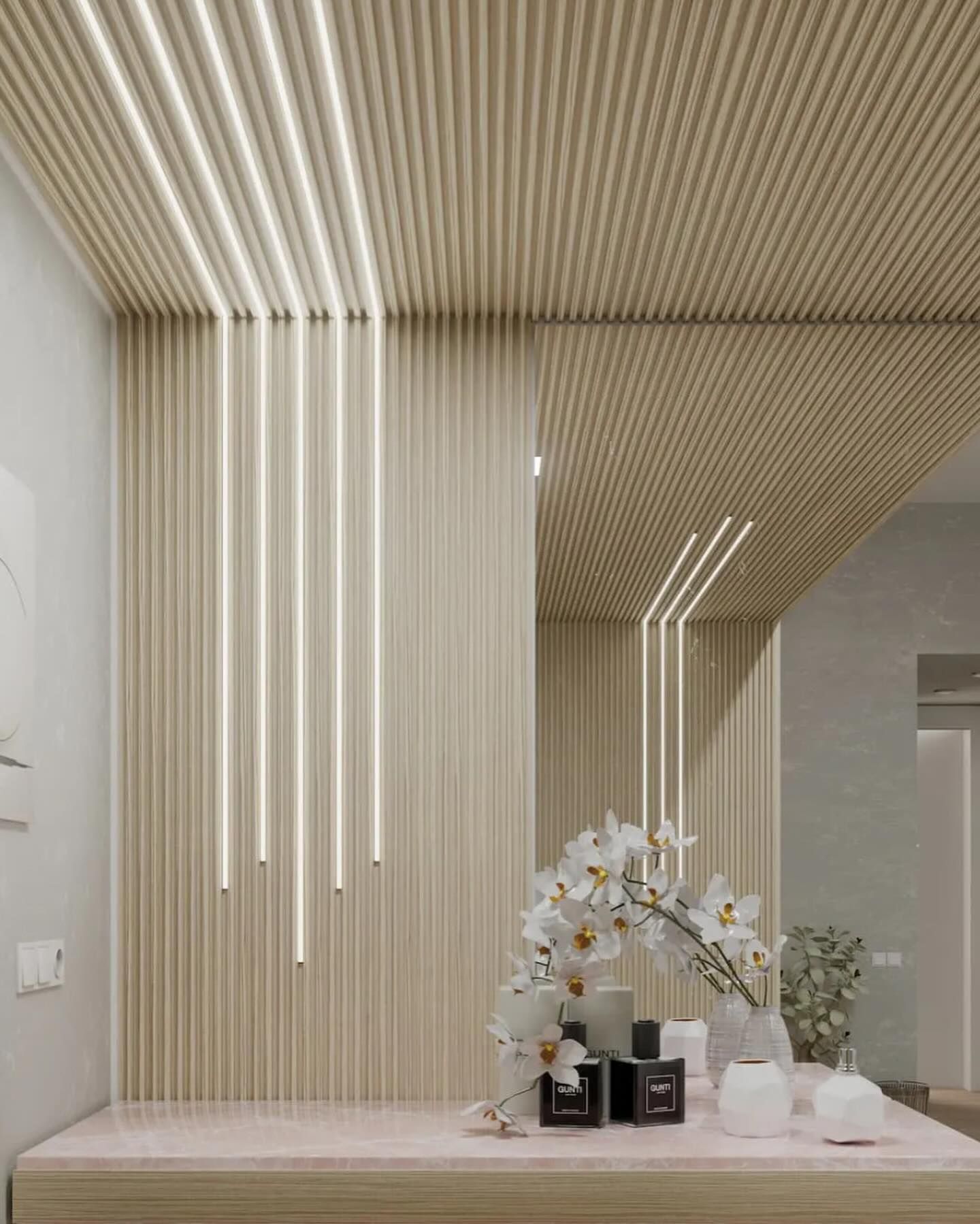 Una stanza con un soffitto in legno e un tavolo con dei fiori sopra.