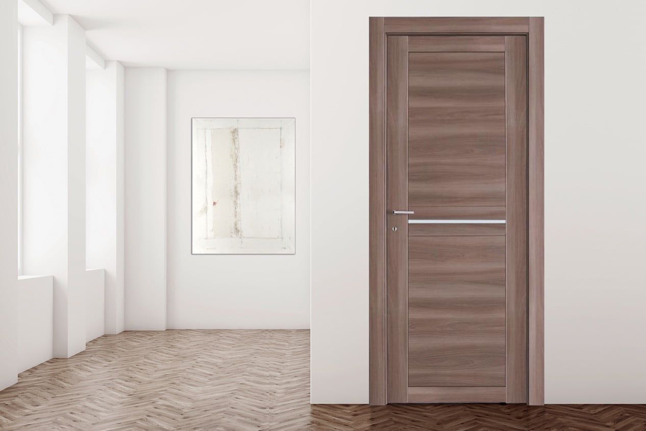 Corridoio minimalista bianco con porta e finestra in legno marrone sulla sinistra.