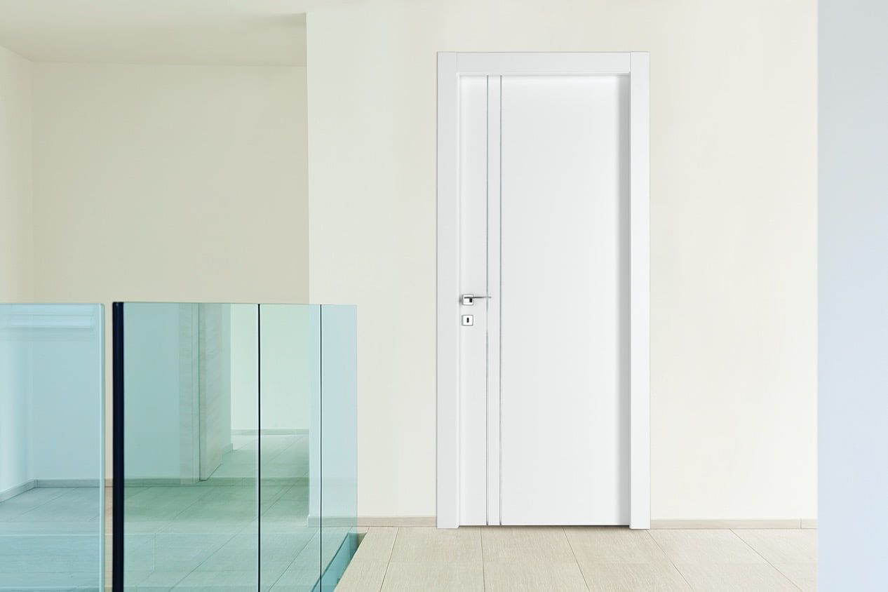 Stanza minimalista bianca con porta bianca chiusa e ringhiera in vetro blu sulla sinistra.