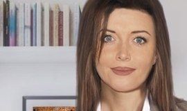 adolescente con sguardo triste appoggiata sul letto