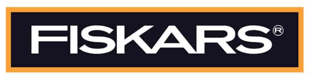 Logo FISKARS in bianco su un rettangolo blu scuro con bordo arancione.